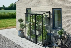 Drivhus Qube Lean-to 26 hærdet glas - sort Vægdrivhuse